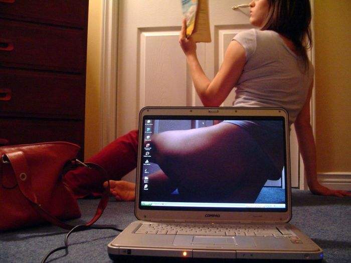 Мамка сидит голой за ноутбуком фото
